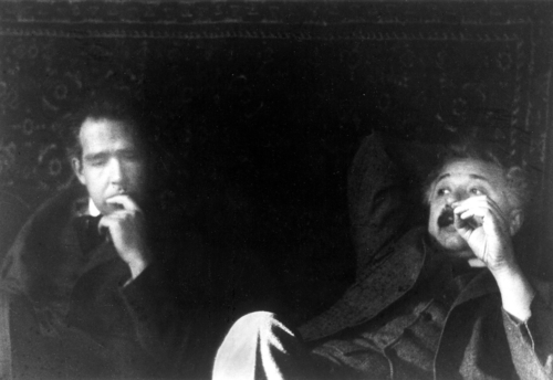 椅子に座ったアインシュタインとボーア
