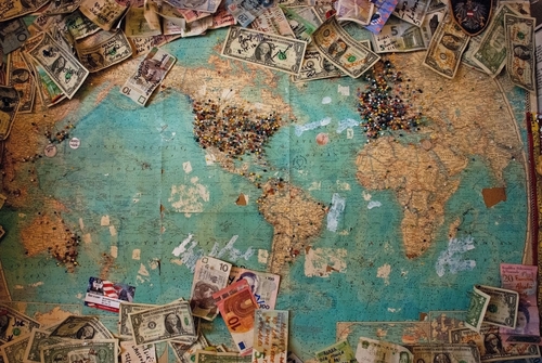 世界地図に散りばめられたお金