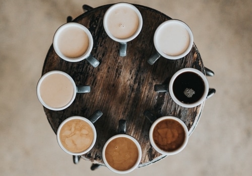 円型に並べられた様々な種類のコーヒー