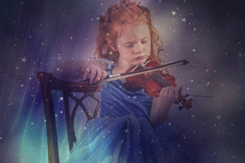 バイオリンを熱心に演奏する少女