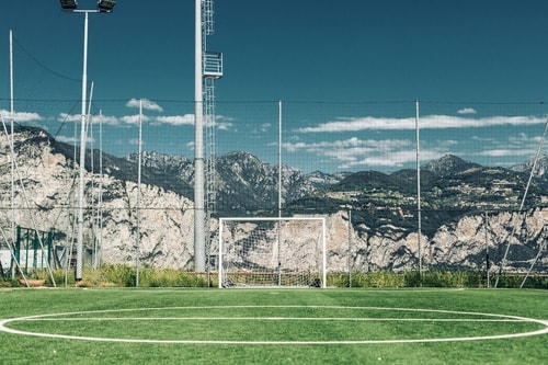 山岳にあるサッカーゴール