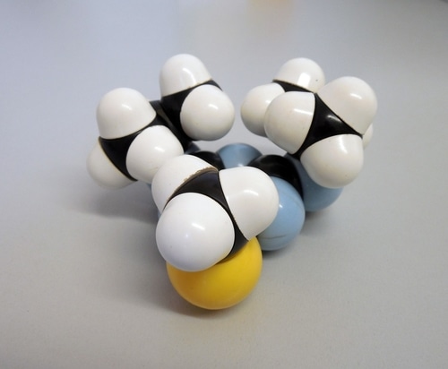 ボール型の化合物の分子の模型