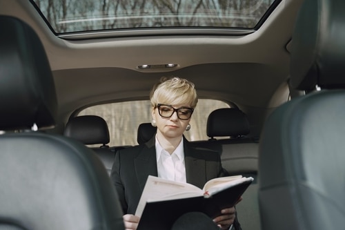 車内でノートを読むビジネスウーマン
