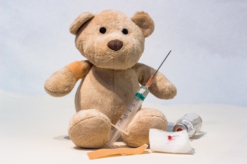 ワクチンの注射器を持つ熊の人形
