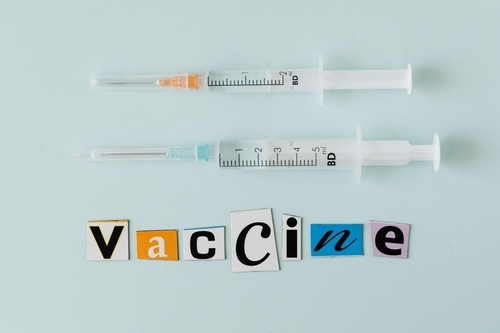 『vaccine』の文字と二つの注射器