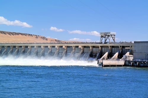 川沿いのダムによる水力発電
