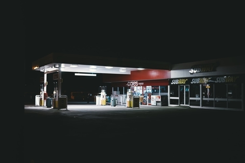 夜中に灯るガソリンスタンド