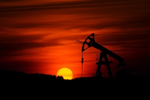 夕日の映る石油ポンプの影