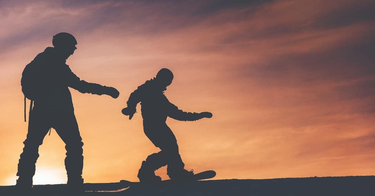 スノーボードを楽しむ男性の影