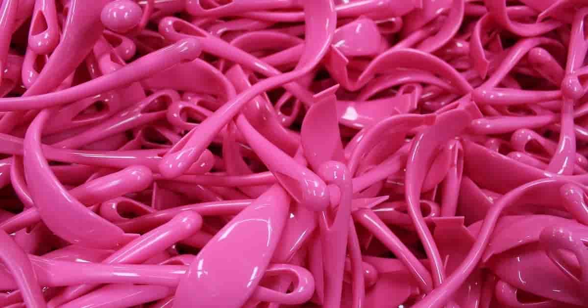 ピンク色のポリマー素材